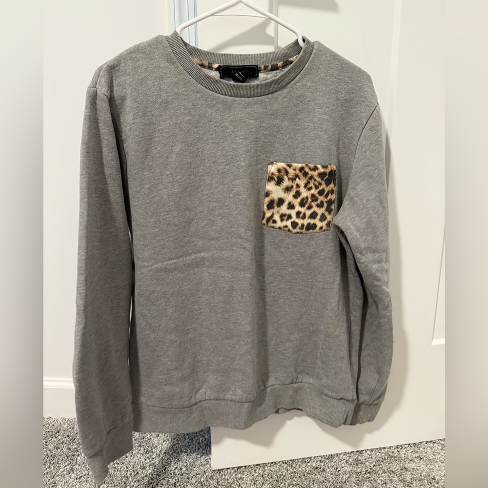 21men Gray Crewneck Sweater with Leopard Pocket